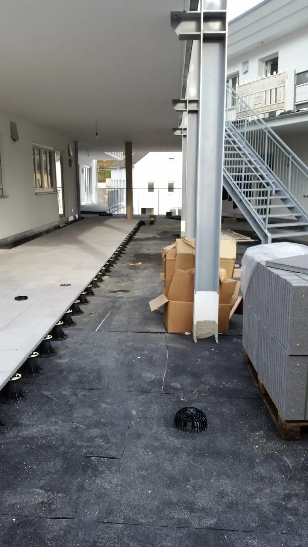 Platten auf Stelzlager in Wittlich – Projektfoto 1 von UBW Ulukoc Bau